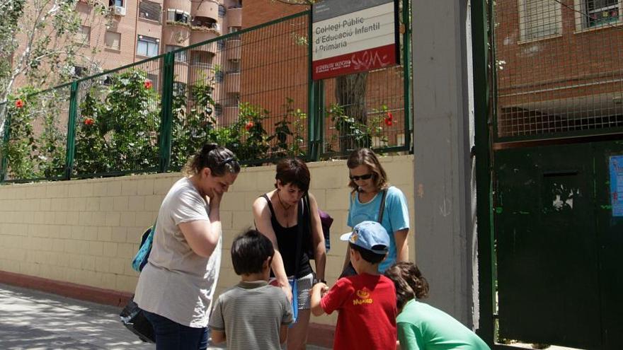 Colegio García Lorca con los árboles en el patio.