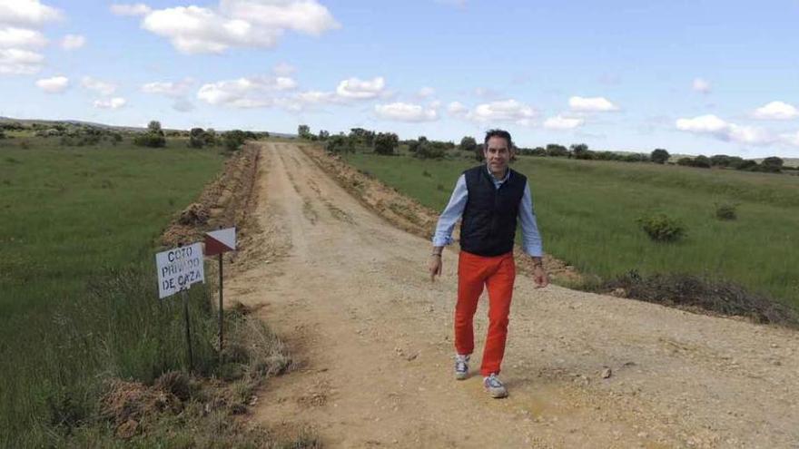 El concejal Manuel Vallejo observa la reparación de caminos en el término municipal de Vega de Tera.