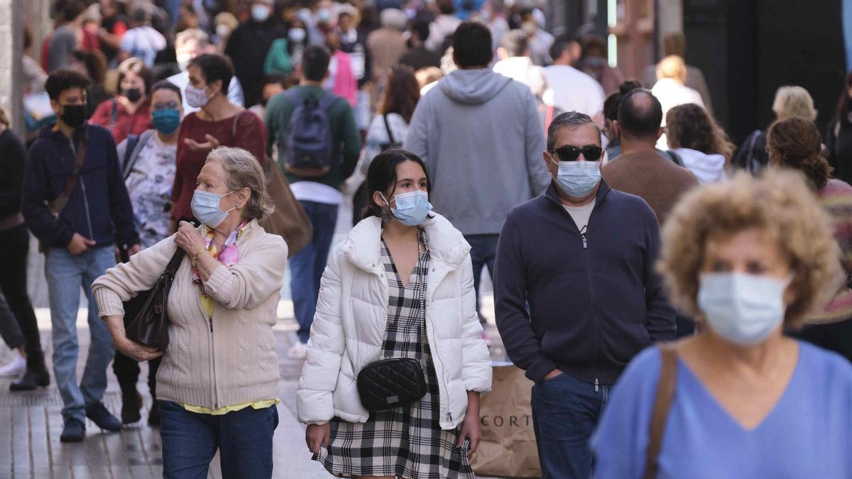 Un grupo de personas en una calle comercial de Santa Cruz de Tenerife.