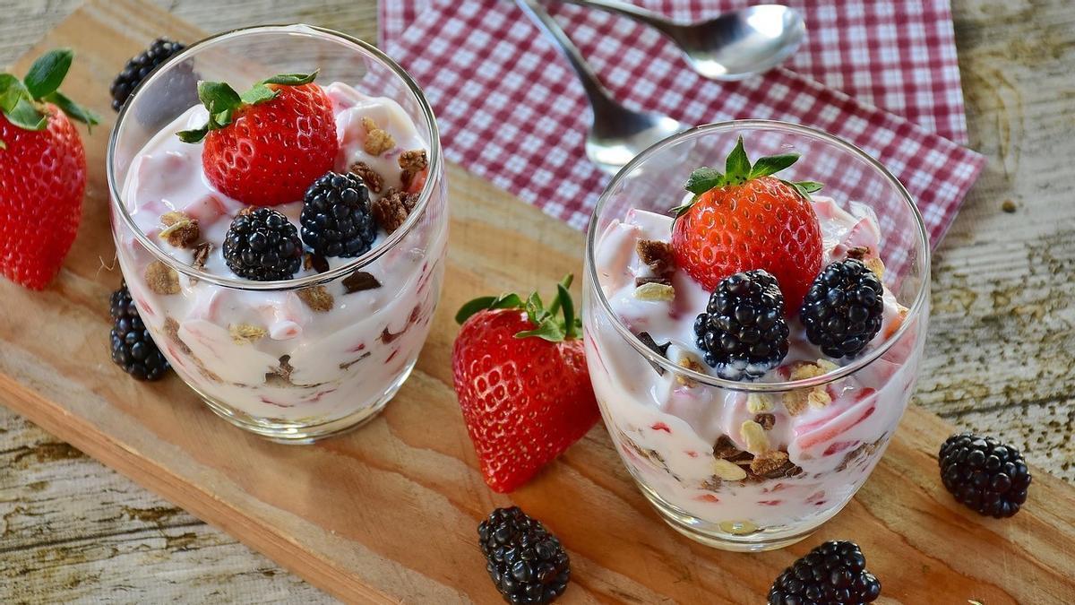 Sugerencia de presentación de yogures con frutas y cereales