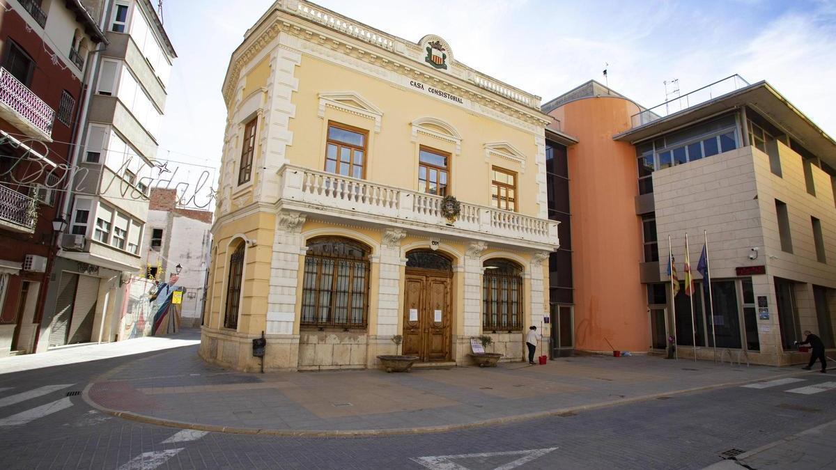 Fachada de la casa consistorial y el nuevo ayuntamiento, a la derecha, en una imagen de archivo.