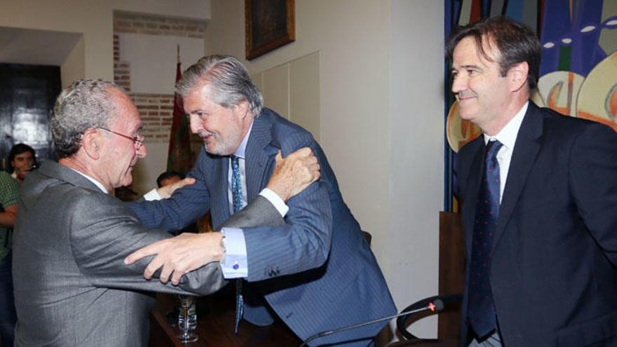 Méndez de Vigo y De la Torre se saludan efusivamente en presencia de Pablo Atencia.