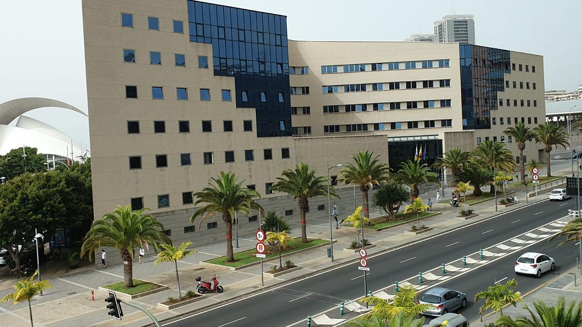 Exterior de los juzgados de Santa Cruz de Tenerife.