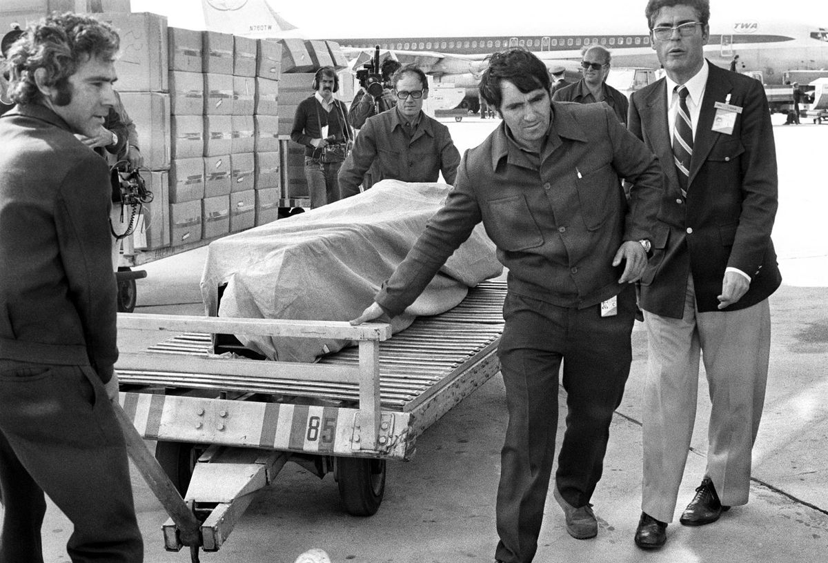Operarios transportan, en el aeropuerto de Barajas, el cadáver de Bing Crosby al vuelo que debía trasladarlo a EEUU.