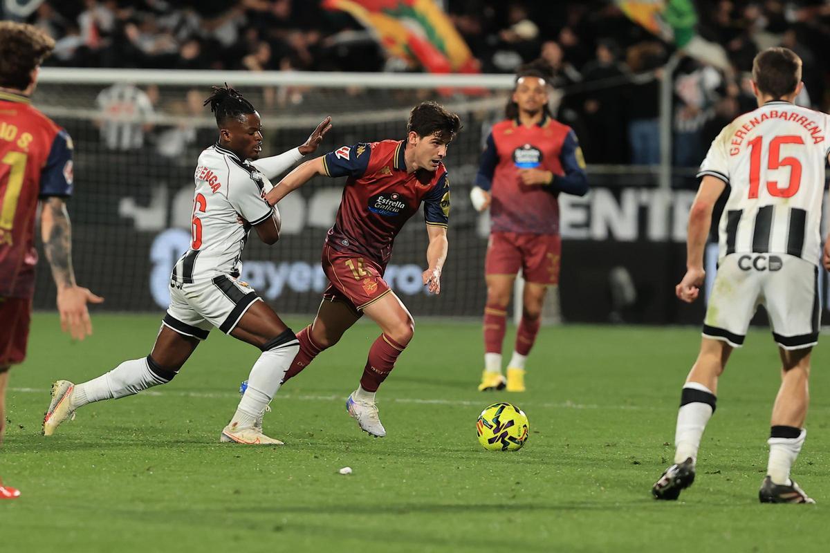 Riki conduce la pelota ante la oposición de Cipenga