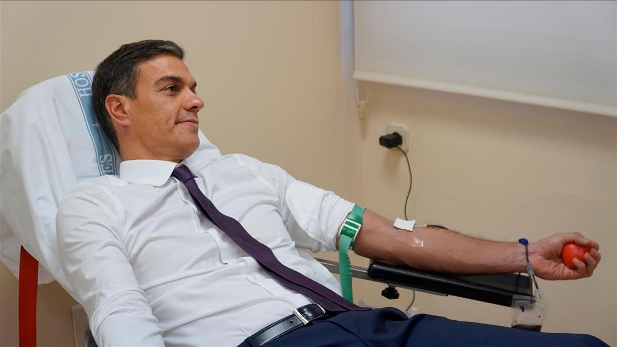 Pedro Sánchez dona sangre, ayer lunes, en la Moncloa.