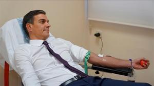 Pedro Sánchez dona sangre, ayer lunes, en la Moncloa.