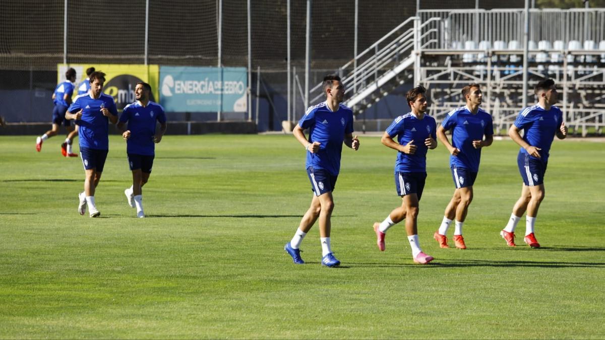 Algunos zaragocistas, en pleno entrenamiento, este viernes