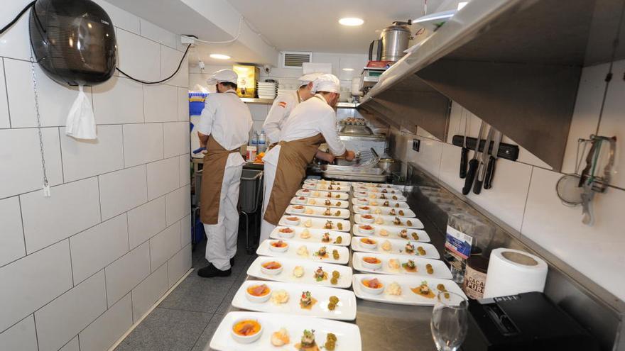 Los chefs, preparando los platos de Murcia Inspira