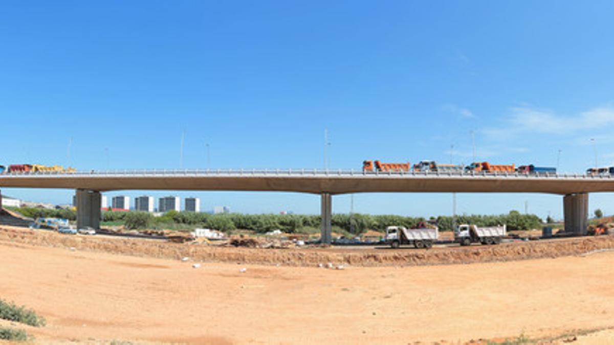 La prueba de carga del viaducto marca la recta final de las obras del nuevo acceso a la autopista en Viladecans