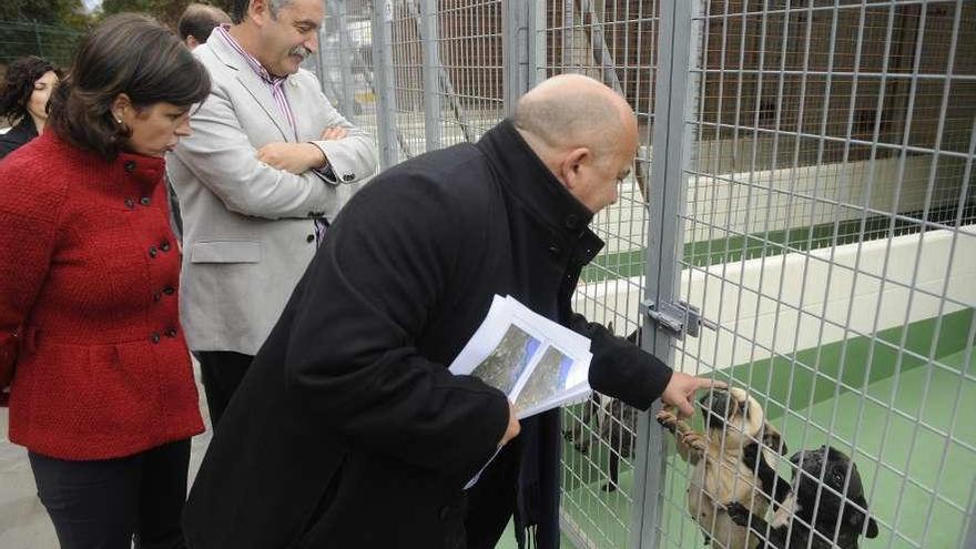 El presidente del Consorcio, José Antonio Santiso, y el alcalde Ángel García Seoane, en una visita a la perrera.