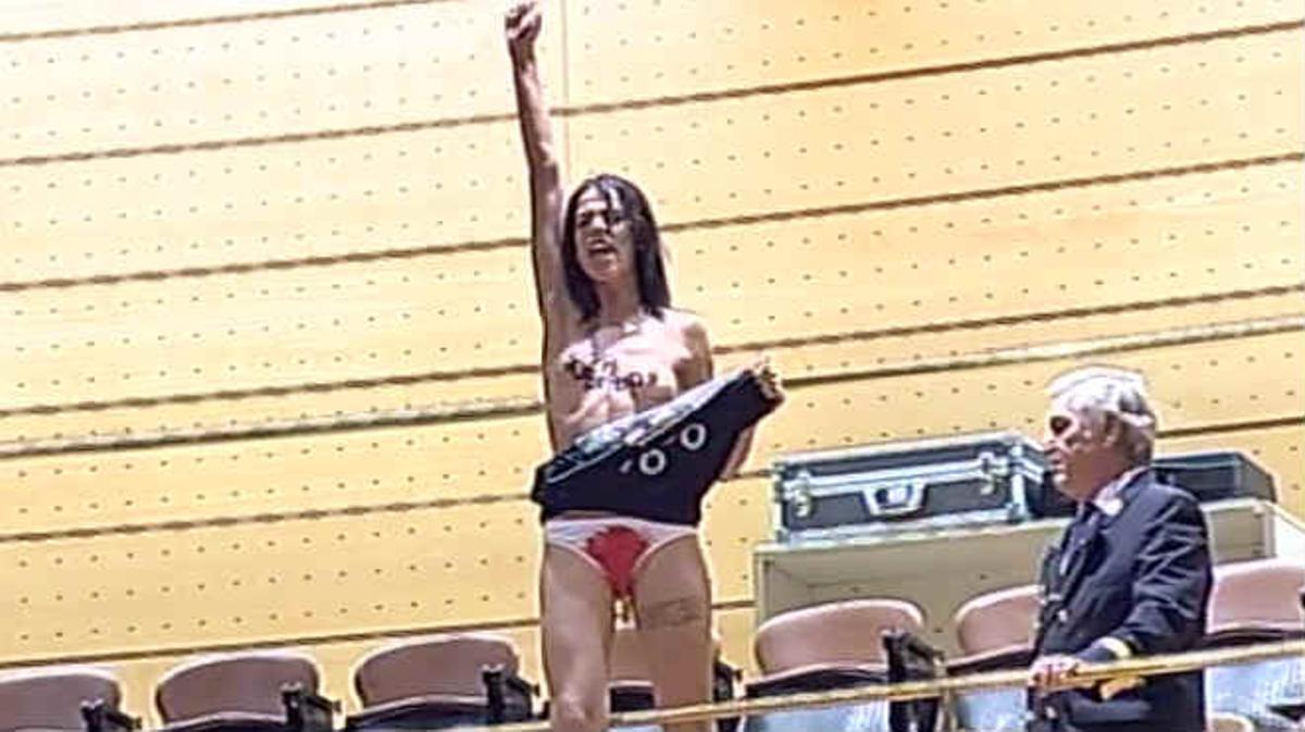 La jove s’ha situat a la tribuna del públic i ha iniciat les seves consignes contra la nova llei.