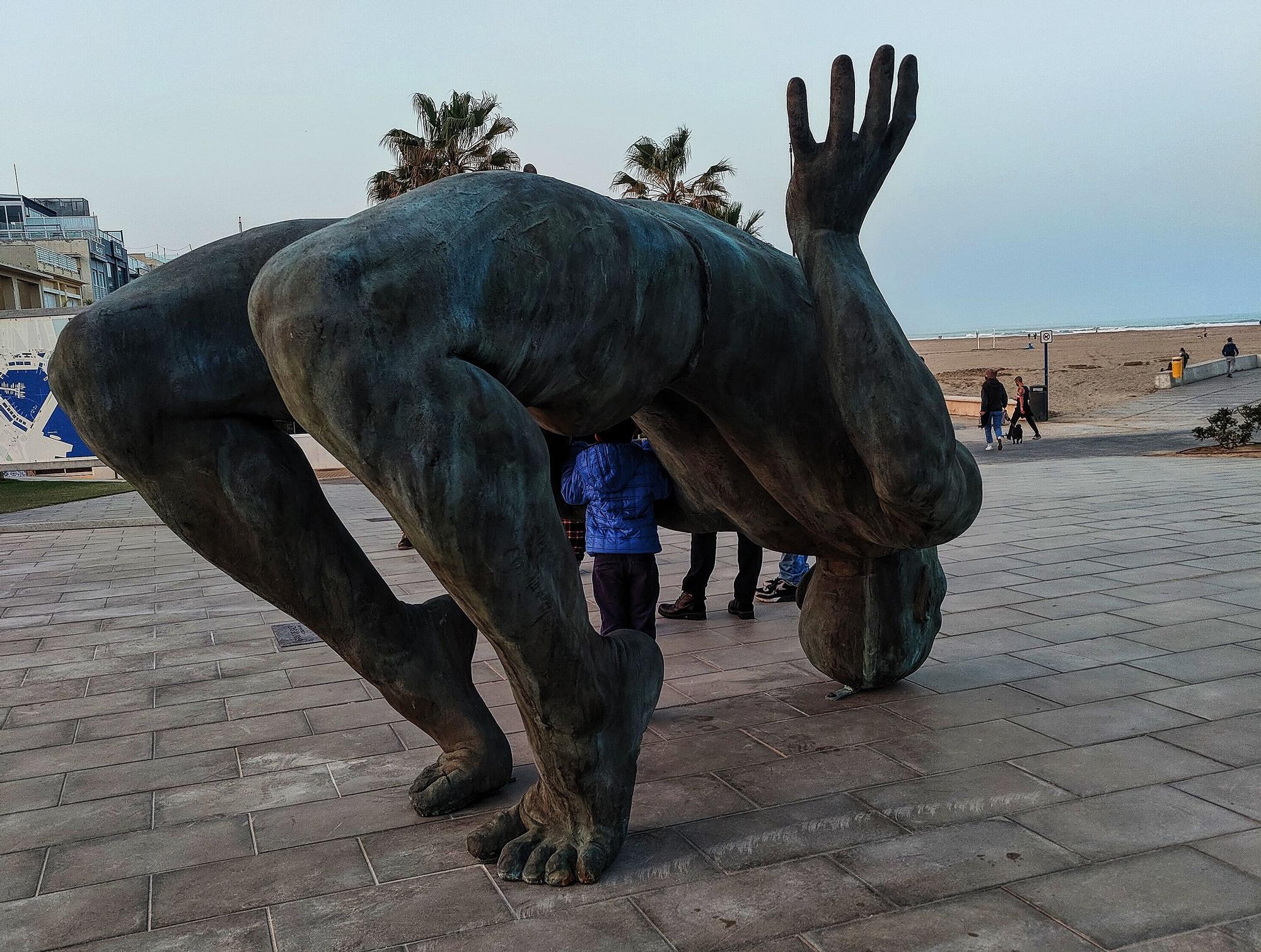 Así es "Gigante de sal", la nueva estatua de la Marina de València
