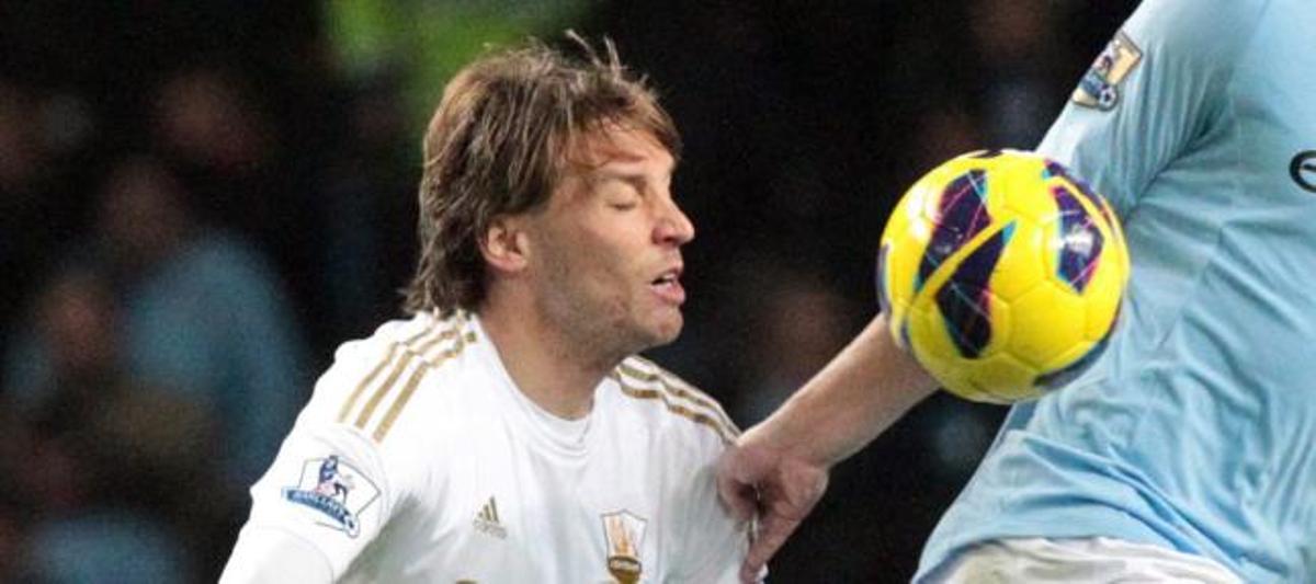 Michu durante un partido con el Swansea.