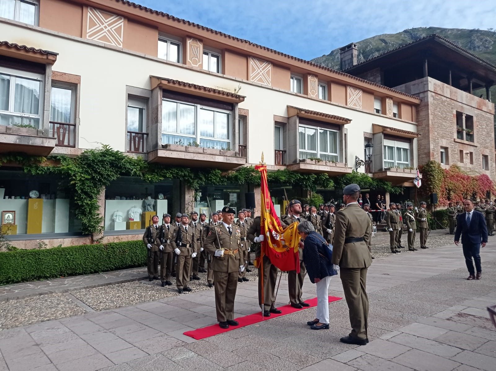 Multitudinaria jura de bandera en Covadonga, con imágenes para la historia en el real sitio