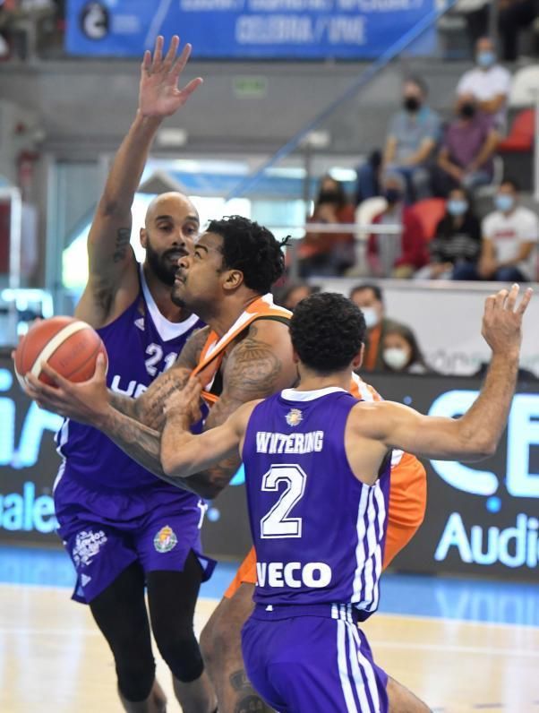 Nick Ward, rodeado por Justin Raffington y Alec Wintering, los tres jugadores más destacados del Leyma-Valladolid. |  // VÍCTOR ECHAVE