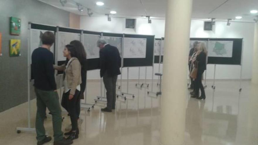 Exposició dels plànols provisionals de les propostes del futur pla urbanístic d&#039;Olesa a la Casa de la Cultura