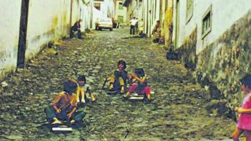 Estampa del pasado siglo con niños corriendo las tablas en las calles de Icod de los Vinos.