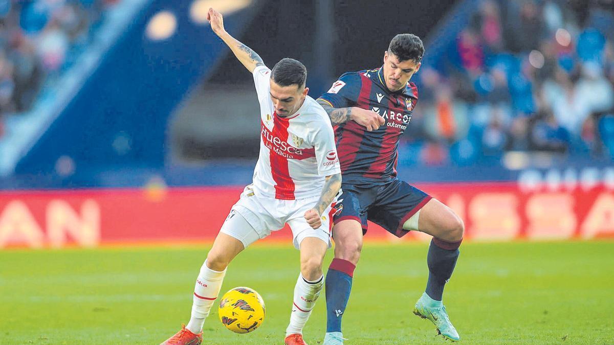 Ander Capa con el Levante frente al Huesca