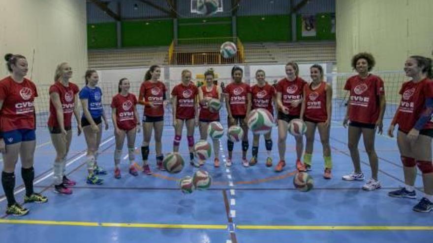 Las jugadoras del Elche Viziusport, durante un entrenamiento.