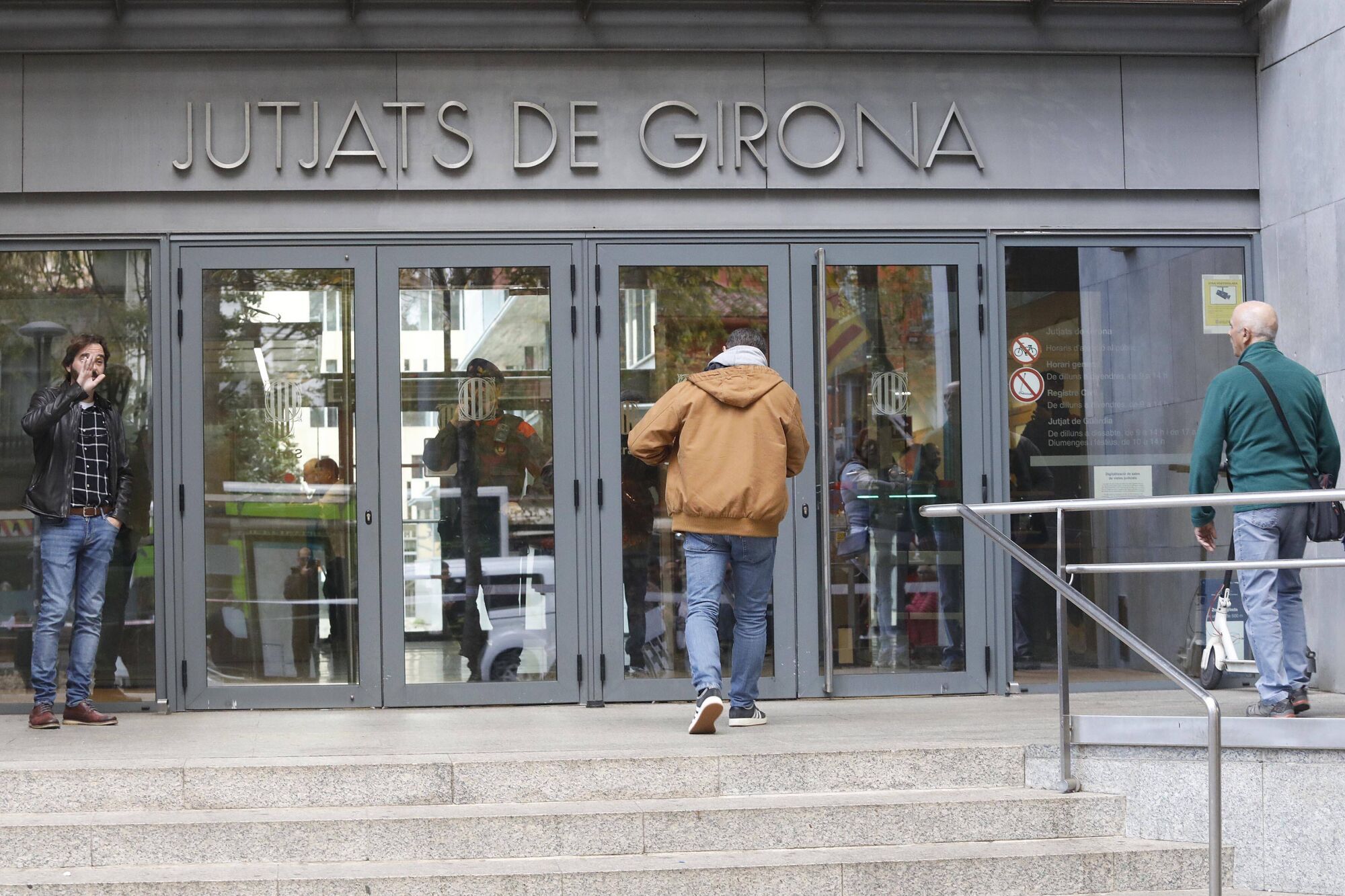 Girona. Jutjats. Concentracio de suport pel judici a dos investigats per cremar una bandera espanyola durant un concert d'Inadaptats de Fires de 2024. Oriol Pellicer acusat i regidor de Sant Gregori entrant a declarar.