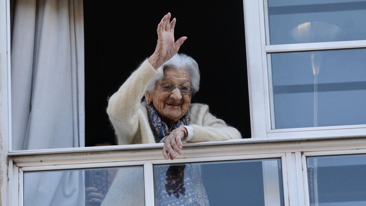 Lulú Vázquez saludando desde la ventana de su casa en su 110 cumpleaños.