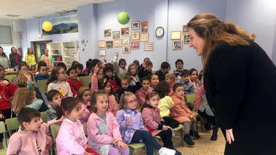 Lydia Espina, ayer, con alumnos del colegio El Plaganón de Sevares, en Piloña. | Gobierno del Principado