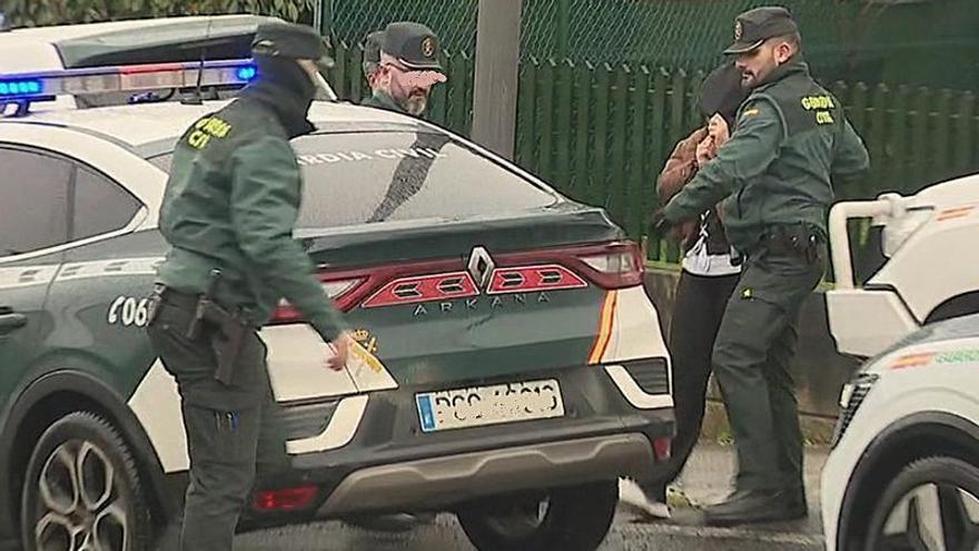 Despliegue de la Guardia Civil en Teo: "Tiraron a porta ás seis da mañá e saíron con tres detidos que tiñan cochazos"