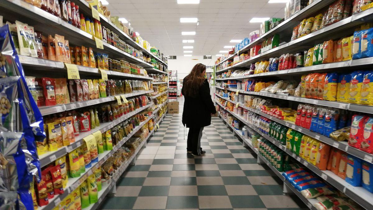 Una compradora en un supermercat