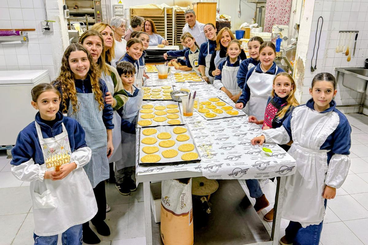 Las reinas de las fiestas y sus cortes de honor, junto a la corporación municipal, han inaugurado las primeras hornadas de las tradicionales 'coquetes de Sant Antoni' que se repartirán el próximo viernes.