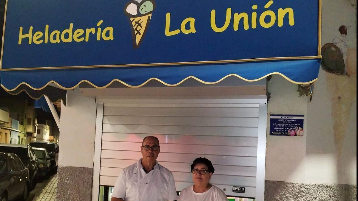 Antonio Montesdeoca y Antonia Rodríguez en el momento de echar la persiana de la heladería artesana La Unión.