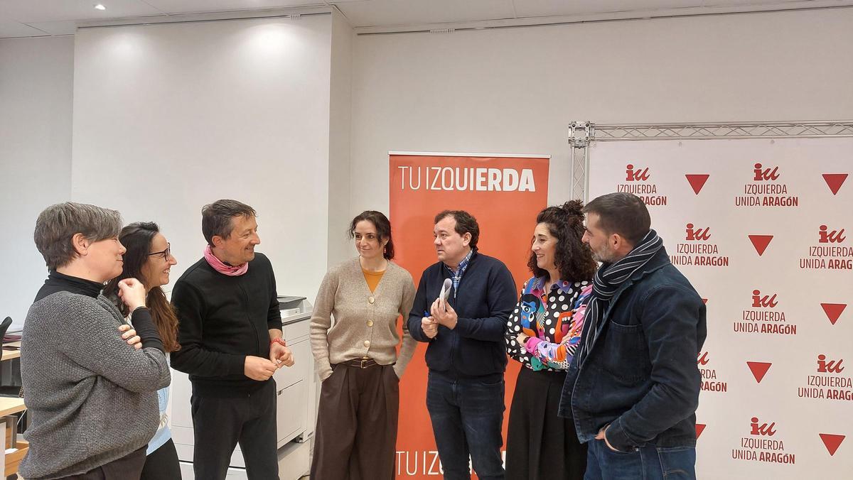 La candidata de IU-Movimiento Sumar a la Presidencia de Aragón, Marta Abengochea, en el centro, junto a otros miembros de la formación.
