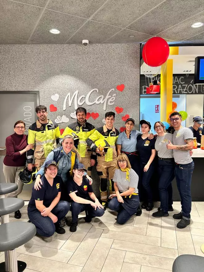La visita solidaria de los bomberos a una hamburguesería de Zamora