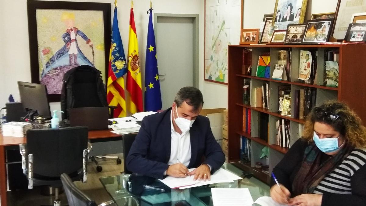 El alcalde de Aspe y la presidenta local de Cruz Roja firmando el convenio de 2020.