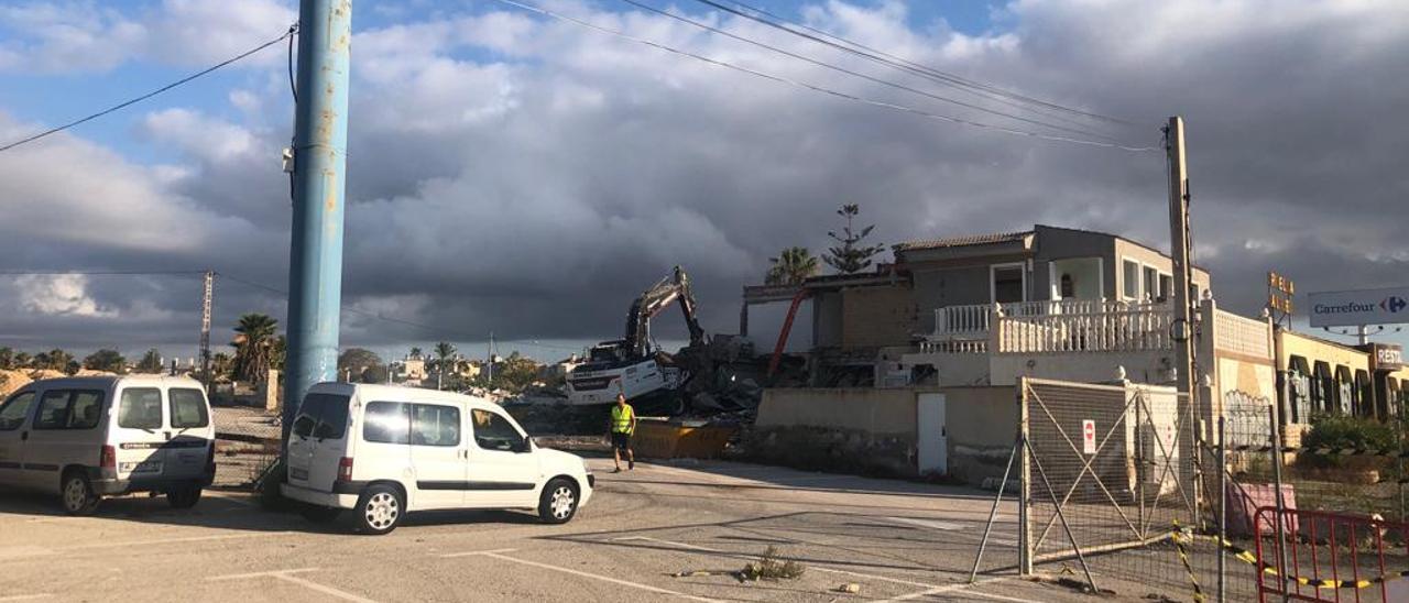 Demolición de uno de los inmuebles que hay en el sector