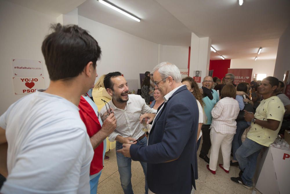 Los socialistas celebran la decisión de la Junta Electoral que les da la victoria en Vila.