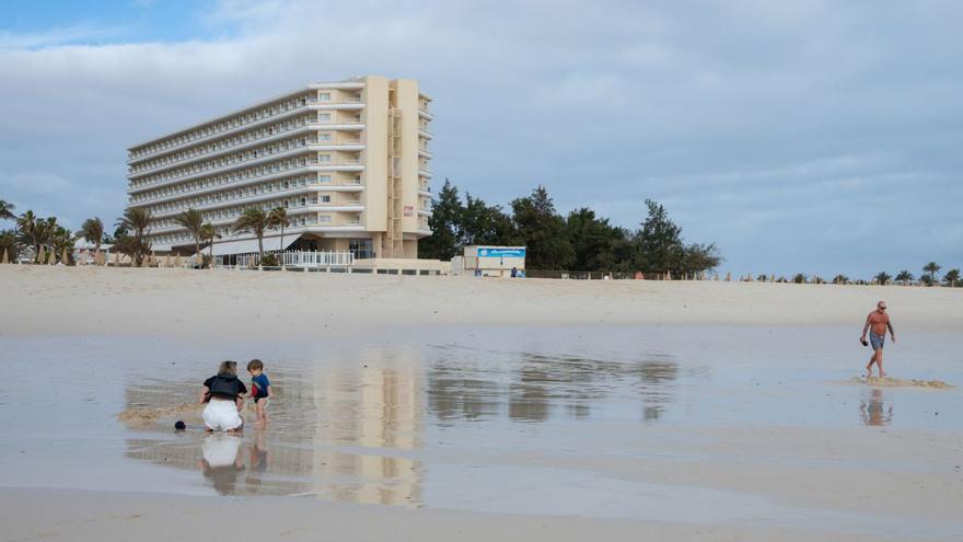 Imagen del hotel Oliva Beach, en la costa de las Dunas de Corralejo, en Fuerteventura.