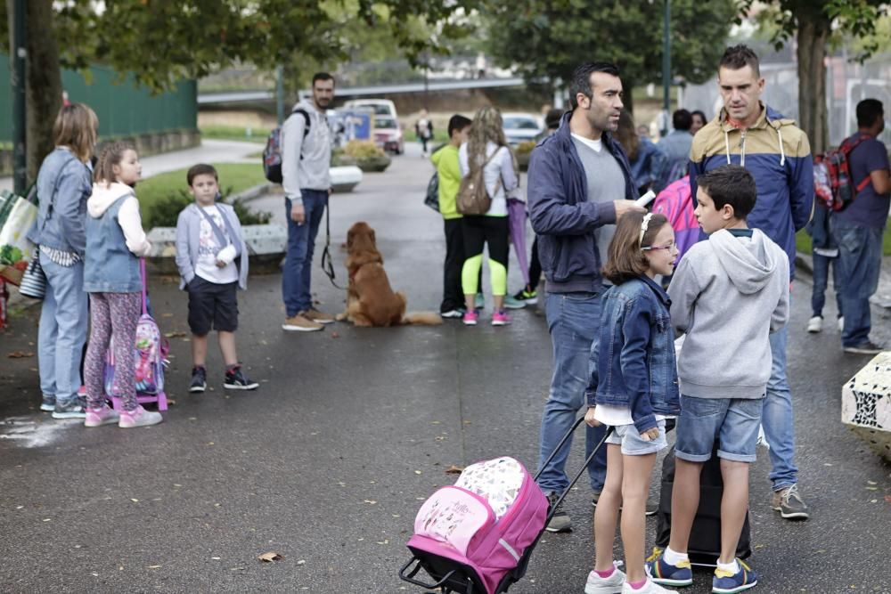 Inicio del curso con protesta de familias en el colegio Evaristo Valle del Polígono de Pumarín (Gijón)