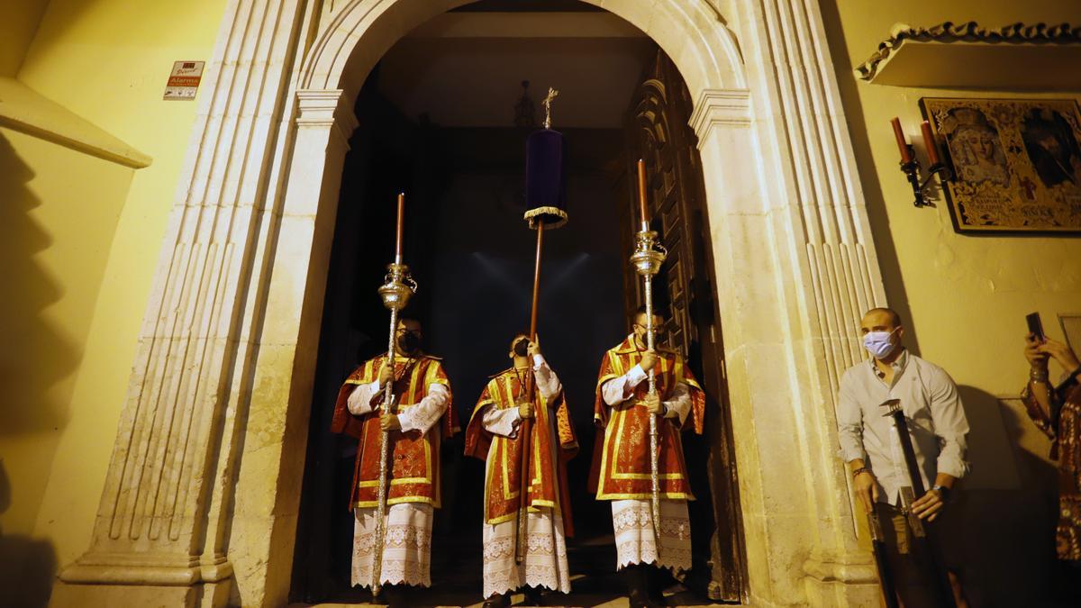Madrugada de traslados para la veneración 'El Verbo Encarnado' en la Catedral
