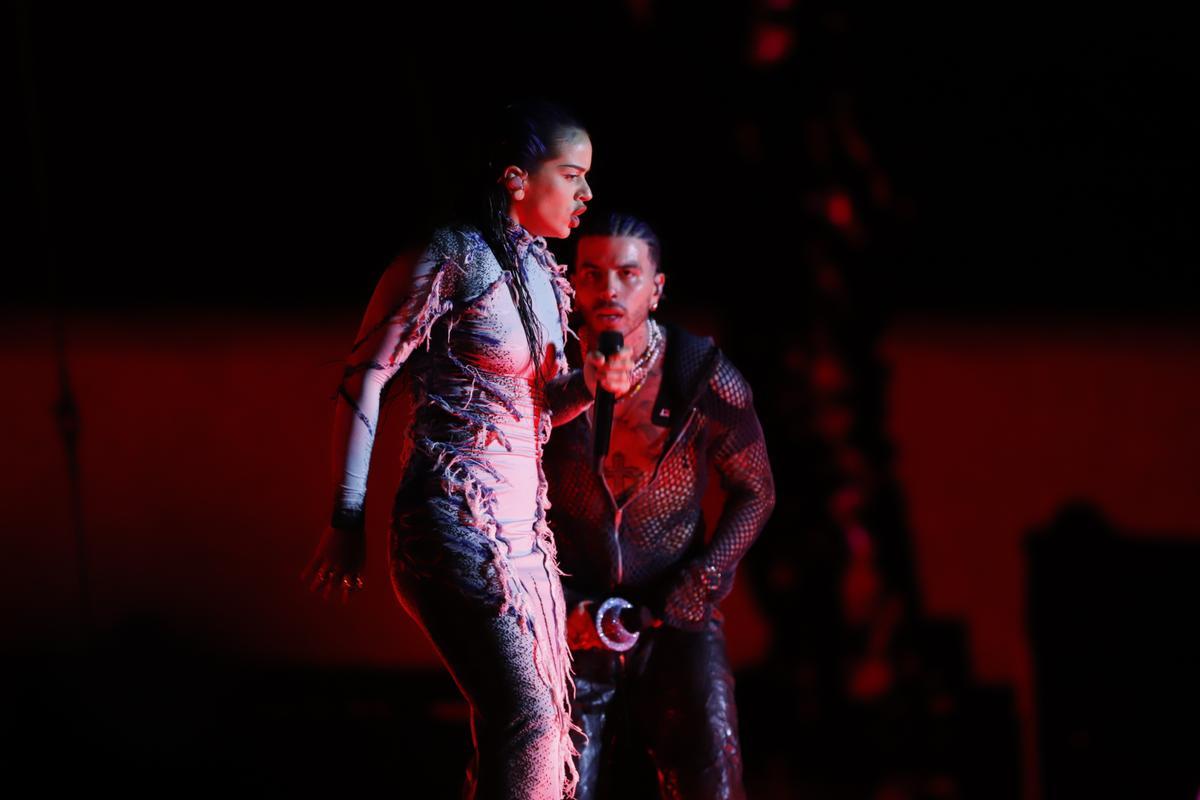 Rauw Alejandro y Rosalía cantan en el concierto de la gira ’Saturno World Tour’, en el estadio Hiram Bithorn de San Juan (Puerto Rico).