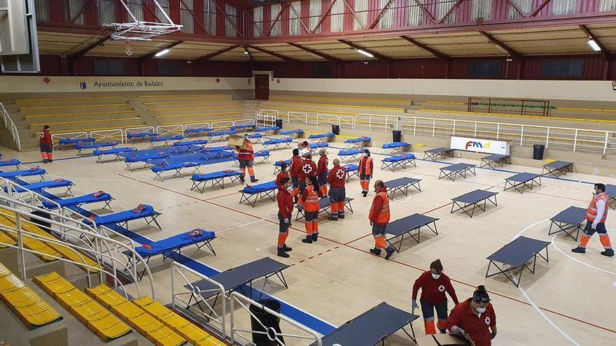 El polideportivo Las Palmeras de Badajoz se convierte en un albergue provisional para personas sin hogar