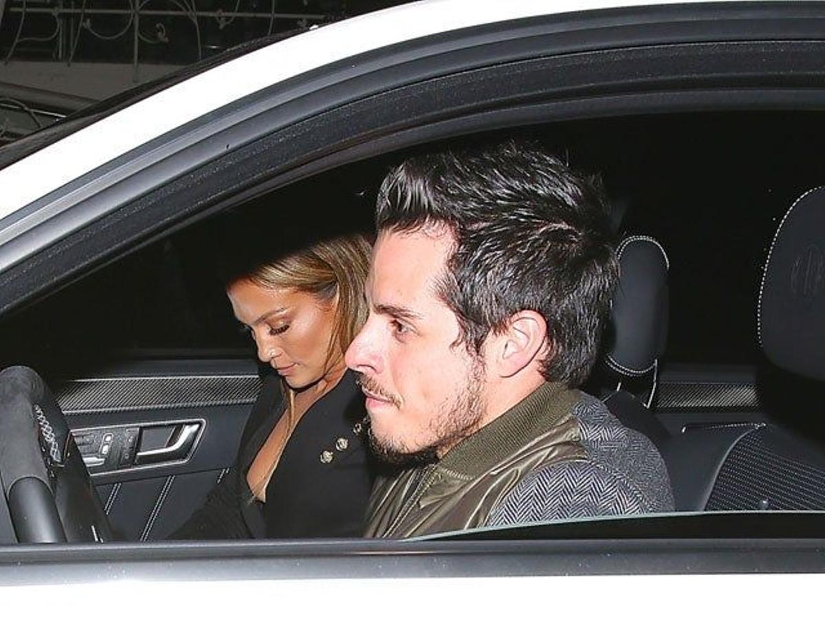 Casper Smart dentro del coche con Jennifer Lopez en el asiento de copiloto