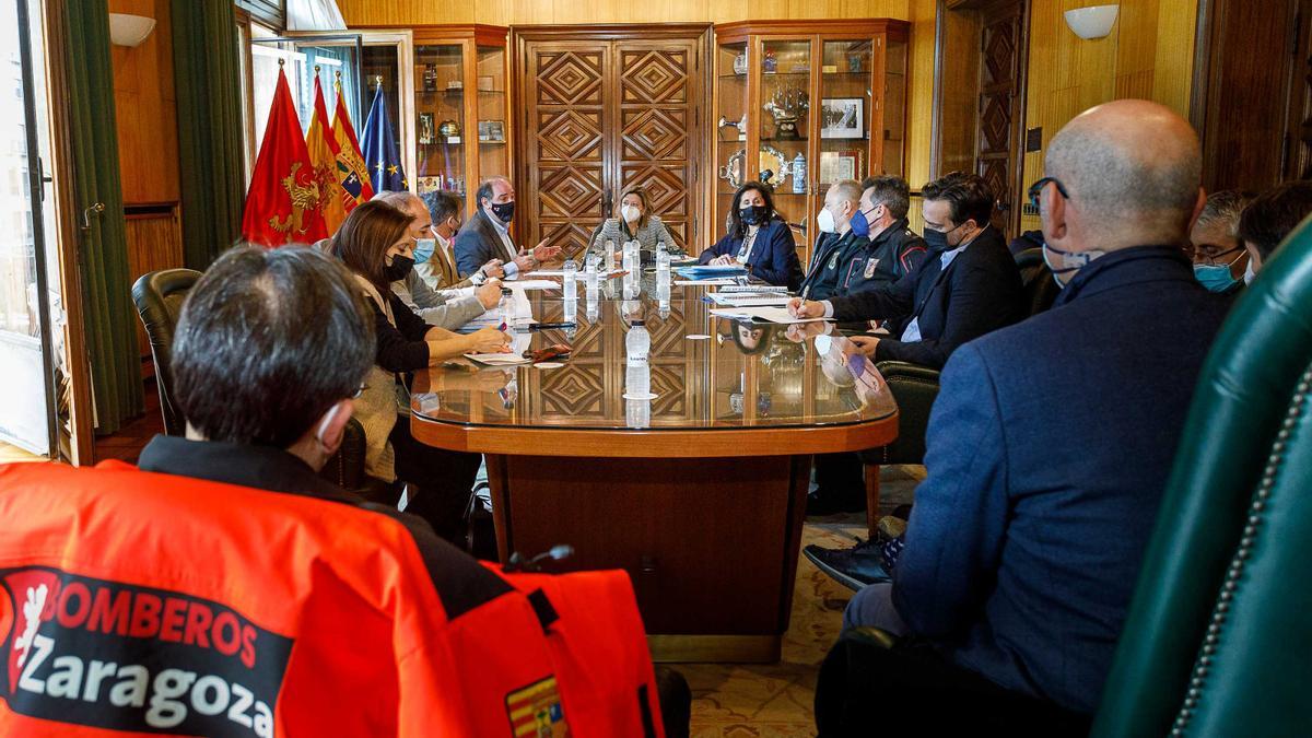 Reunión en el Ayuntamiento de Zaragoza para analizar las crecida del Ebro.