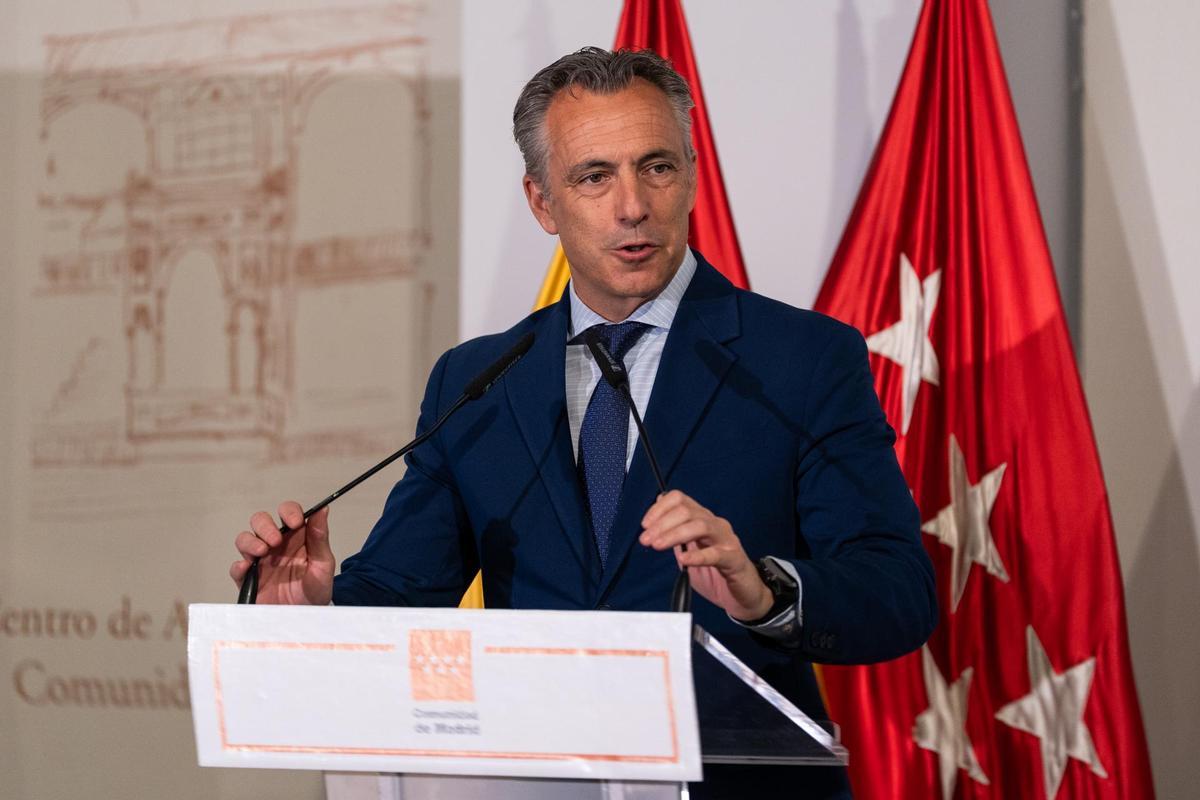 El consejero Carlos Novillo durante la presentación de la final de la VI Copa Chenel con los tres diestros que se han clasificado para disputarla.