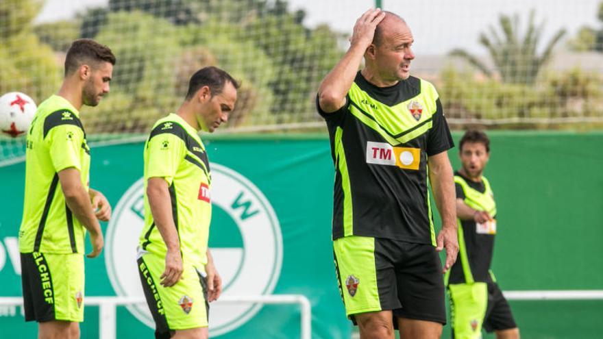 El técnico del Elche, Vicente Mir, en un entrenamiento