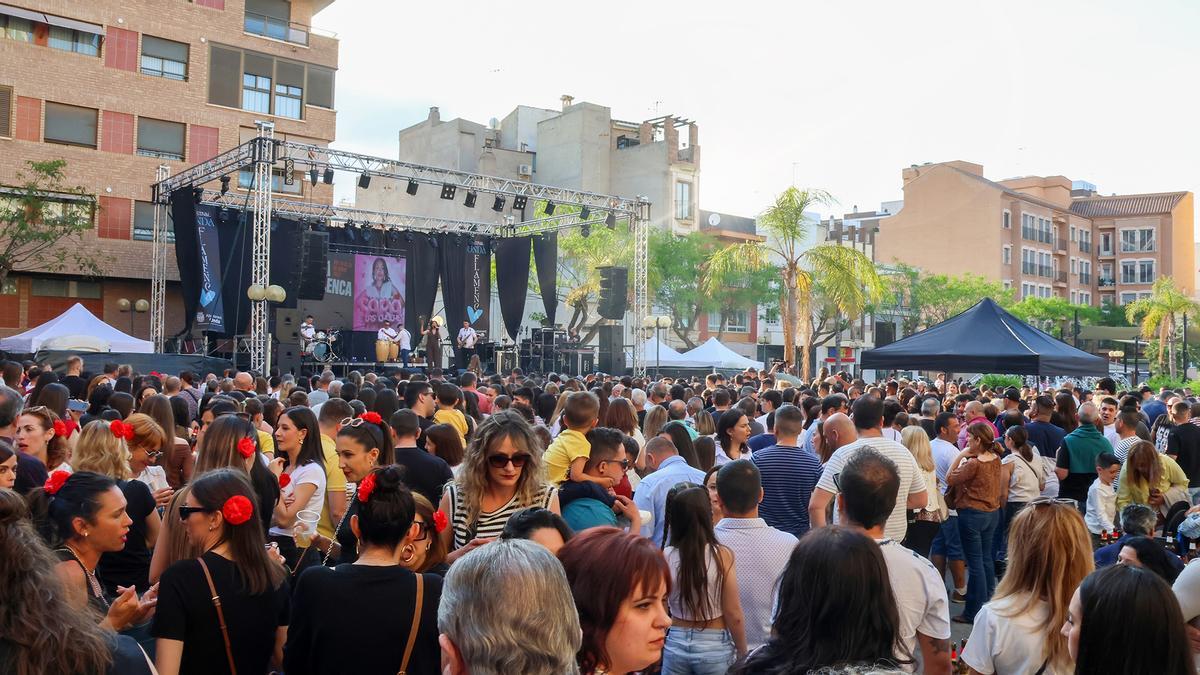 Gran ambiente durante las actuaciones del certamen en las calles.
