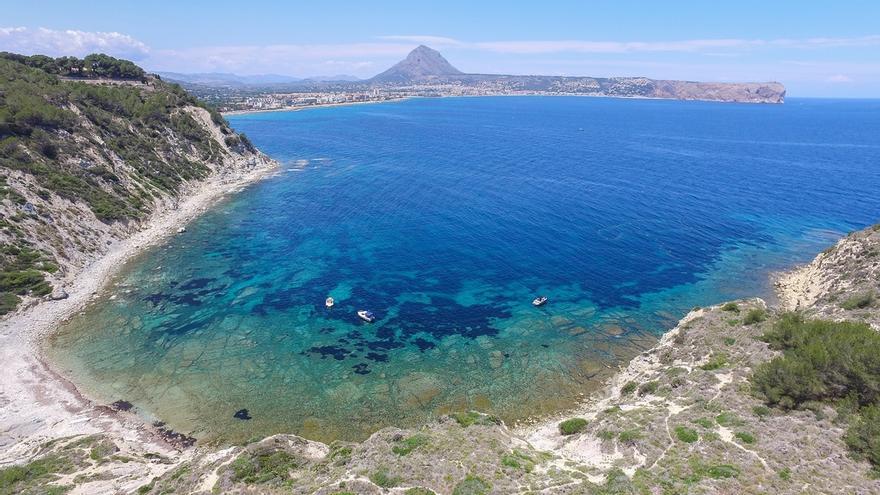 Cala Sardinera situada en Xàbia