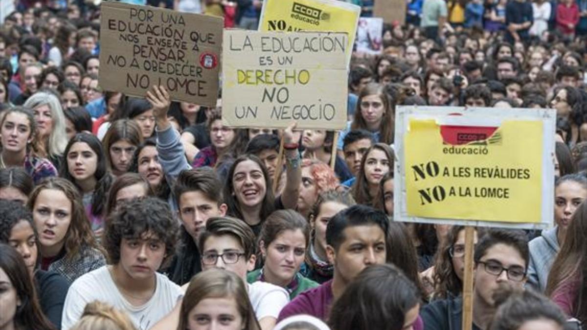 Manifestación de estudiantes en Barcelona el pasado 26 de octubre contra la LOMCE y las reválidas.