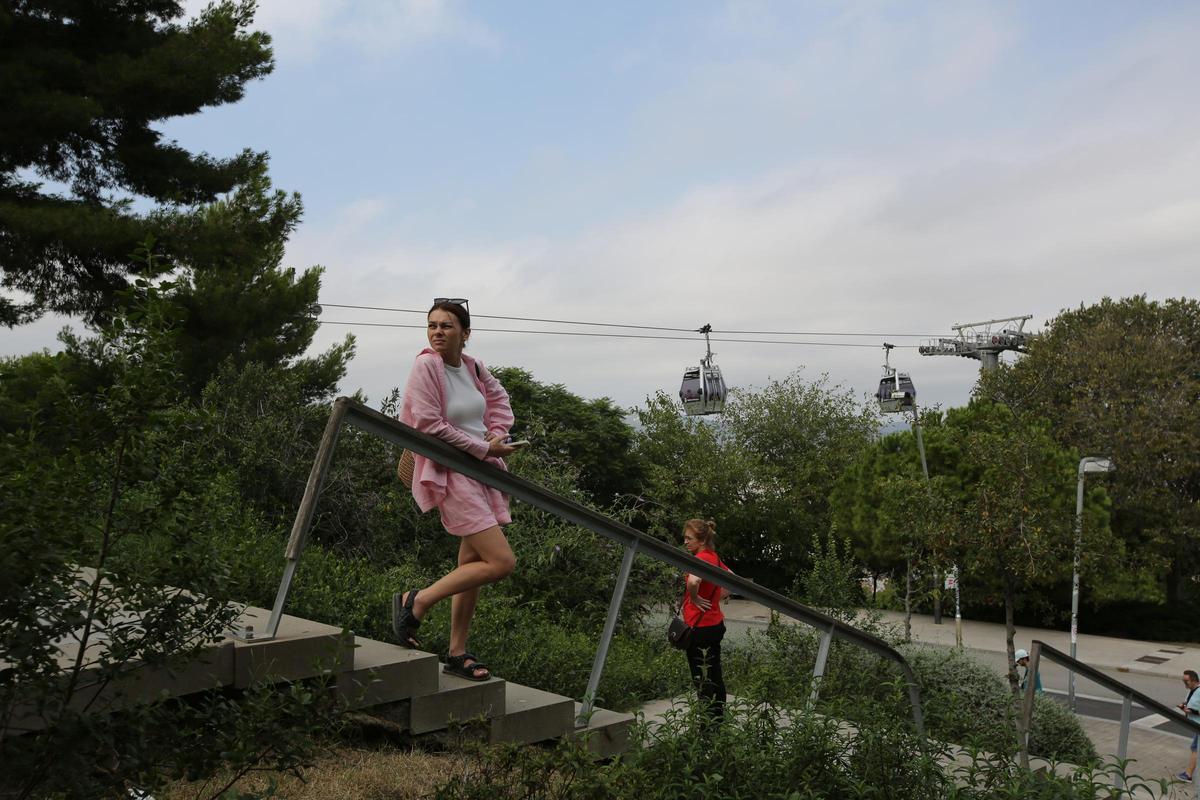 El camino hacia el Castillo de Montjuïc con el teleférico al fondo.