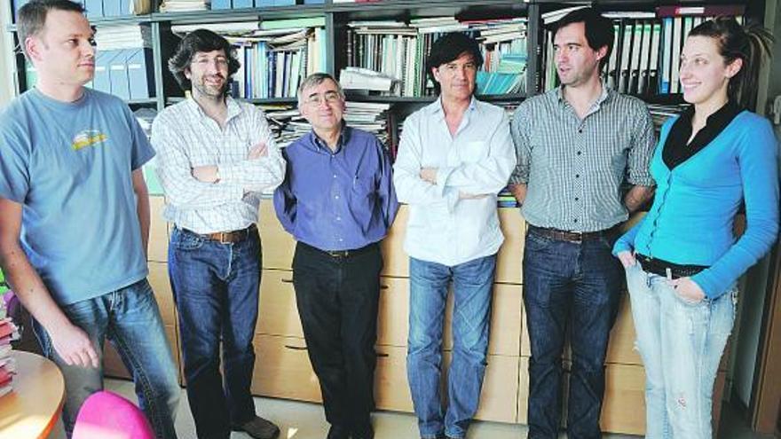 Por la izquierda, Gonzalo Ordóñez, Xosé Suárez Puente, Elías Campo, Carlos López Otín, Víctor Quesada y Diana Puente.